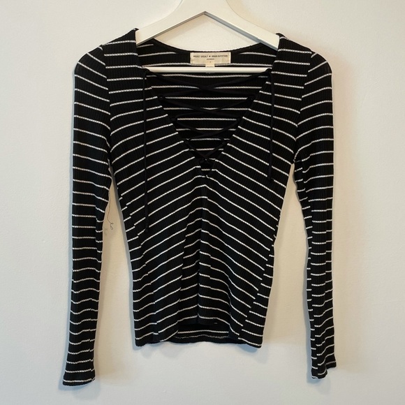 𝅺Urban Outfitters Lace Up Top - Picture 3 of 12